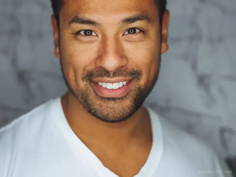 Ánh sáng vàng chiếu qua các cánh cây xanh, biểu tượng của hy vọng và sự tu tập đúng đắn