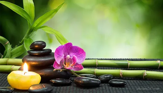 Bài vị Phật Thích Ca Mâu Ni chánh ngồi trong chùa, bao phủ bởi ánh sáng thiêng liêng