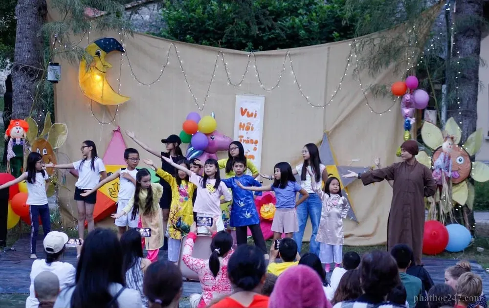 Bánh Trung thu tròn với các hình ảnh truyền thống, biểu tượng của đoàn viên