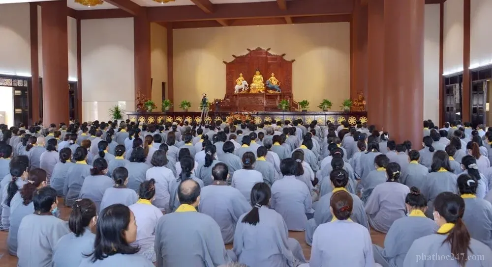 Bộ kinh Pháp Hoa với những trang sách cổ kính, ánh sáng vàng chiếu sáng các chữ viết Hán-Nôm truyền thống