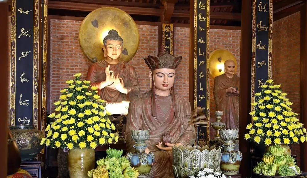 Bồ Tát Quan Âm đang hành động từ bi, cứu tế chúng sinh khỏi khổ đau