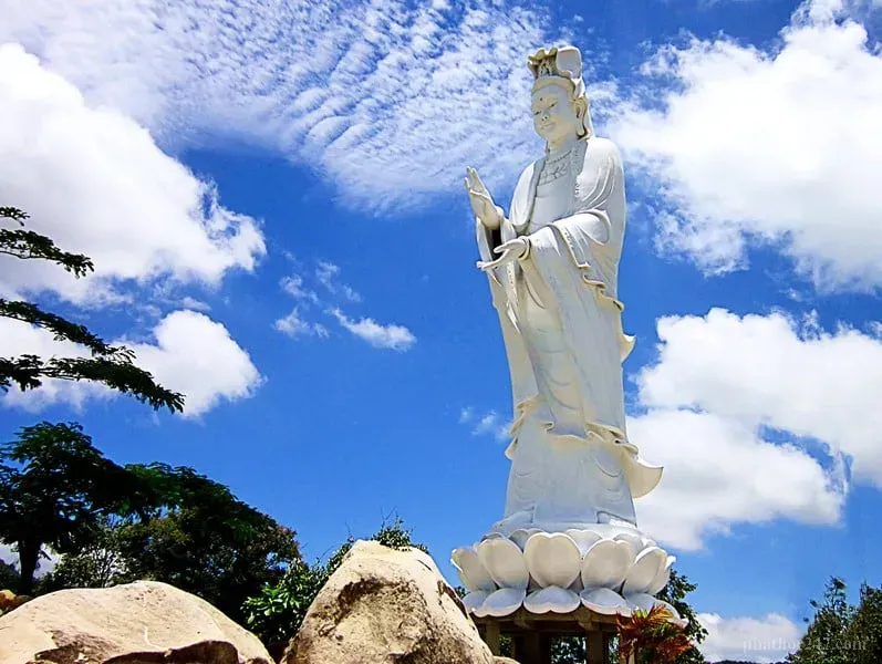 Bồ Tát Quán Thế Âm trong tư thế thiền định trong chùa Việt Nam