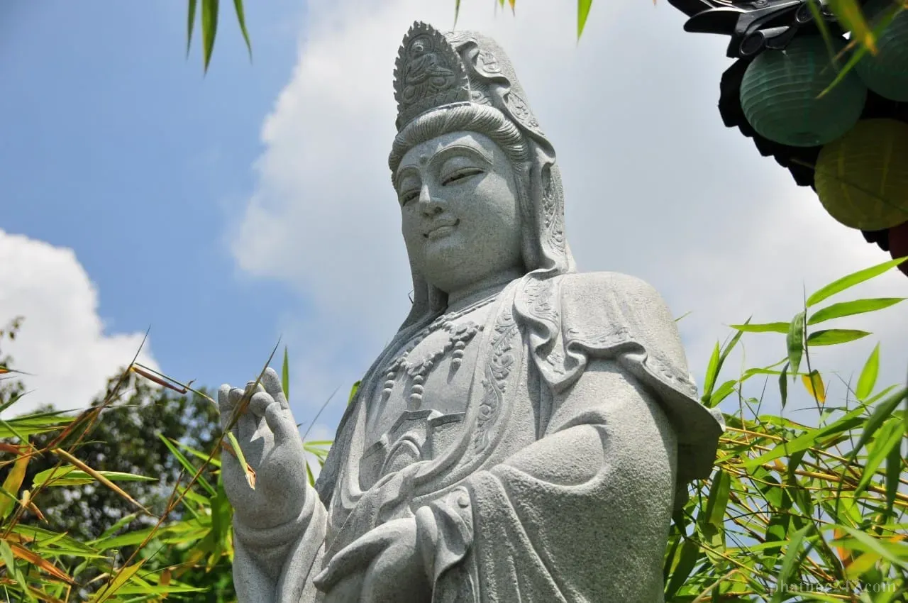 Bồ-tát Quan Thế Âm với gương mặt từ bi, luôn sẵn lòng cứu khổ cứu nạn cho chúng sinh