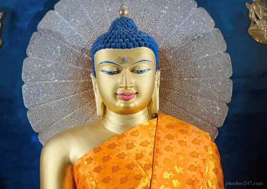 Bộ tượng Phật Quan Âm khôn khéo biết chắp tay trong tư thế bảo trợ người con