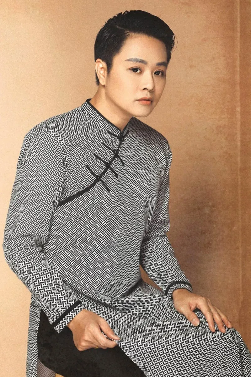 Ca sĩ Đông Quân biểu diễn tại một sự kiện văn hóa, thể hiện sự gắn bó giữa âm nhạc và giáo lý Phật