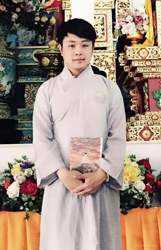 Ca sĩ Đông Quân tại đền Bờ Đất Phật trưởng, nơi hành pháp chính của anh, thể hiện sự tôn kính và tin tưởng vào Tam Bảo