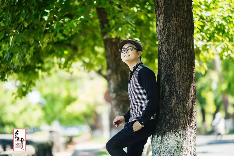 Ca sĩ Đông Quân tại một sự kiện từ thiện, thể hiện cam kết với cộng đồng Phật giáo Việt Nam