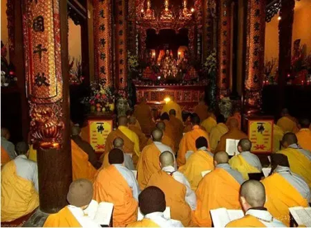 Các bộ kinh Phật pháp được sắp xếp gọn gàng trên tủ kinh cao trong không gian thanh tịnh của chùa