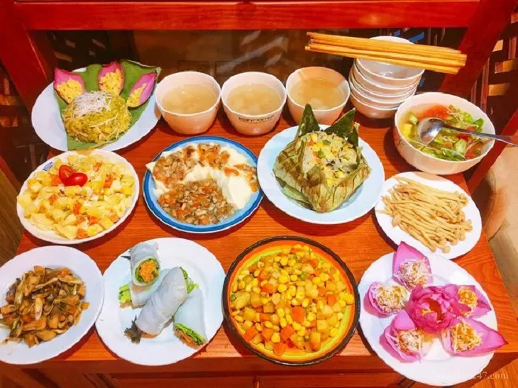 Các loại rau xanh tươi mới, nguyên liệu chính của ẩm thực chay tại các tiệm ăn