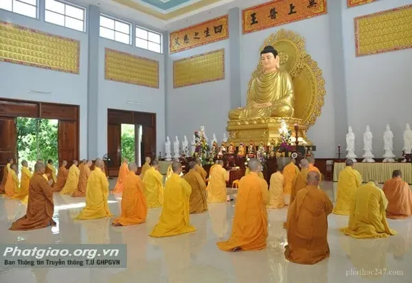 Các pháp tử tại gia gần gũi thiện tri thức và học hỏi Chính pháp trong mùa an cư