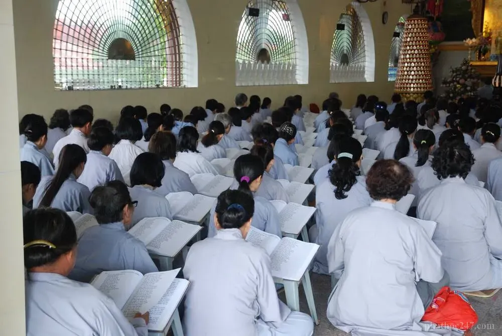 Các Phật tử tham gia buổi giáo lý tại chùa để tăng cường hiểu biết về Phật pháp