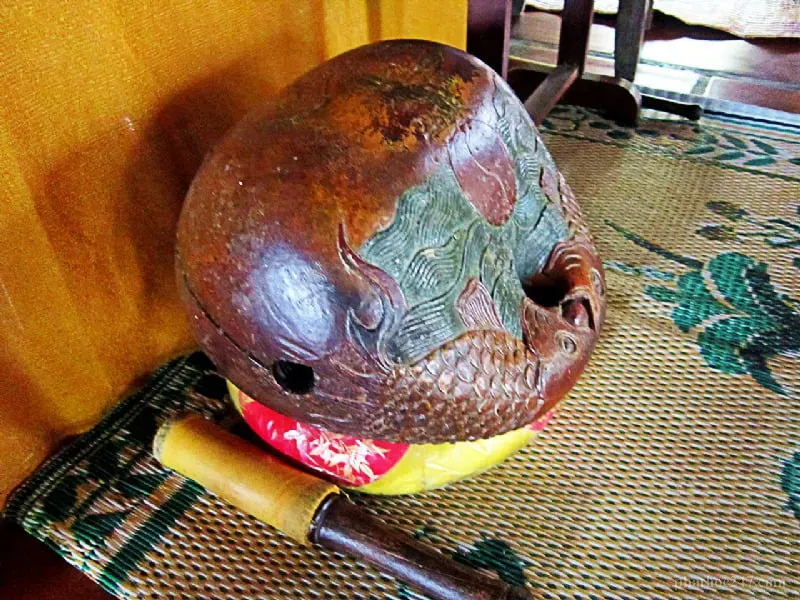 Các tư sĩ niệm Phật trong chùa với cảnh tịnh, bình yên, thể hiện sự tu tập đúng pháp