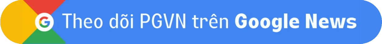 Các tỳ-kheo đang tụng kinh trong chùa với tiếng chuông vang vọng