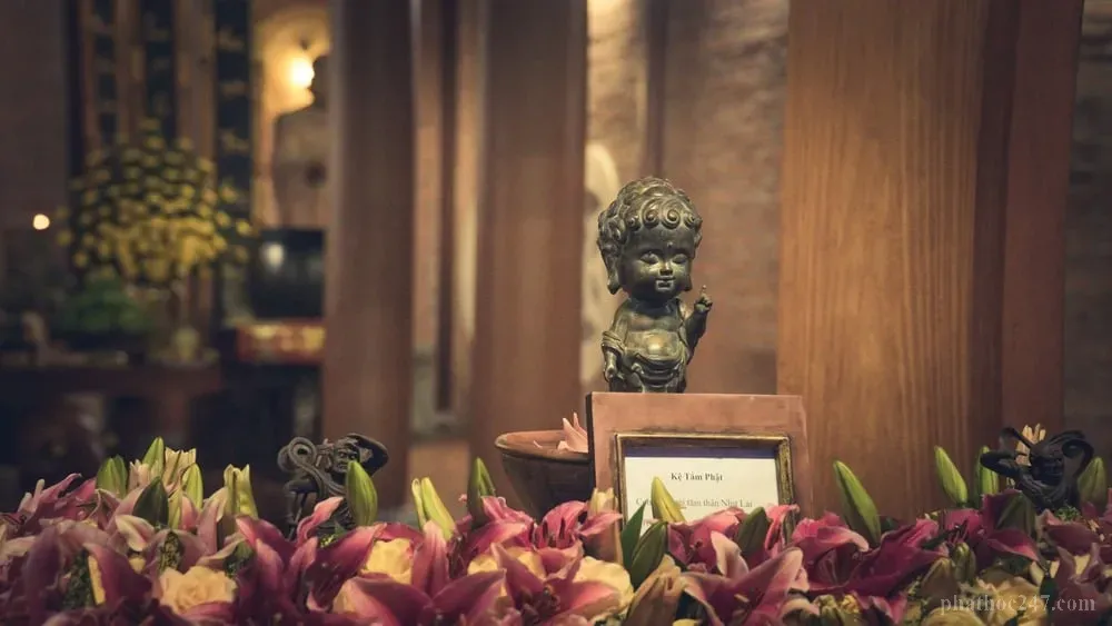 Cảnh toàn cảnh một buổi lễ tắm Phật sơ sinh được tổ chức tại chùa với đông đủ Phật tử