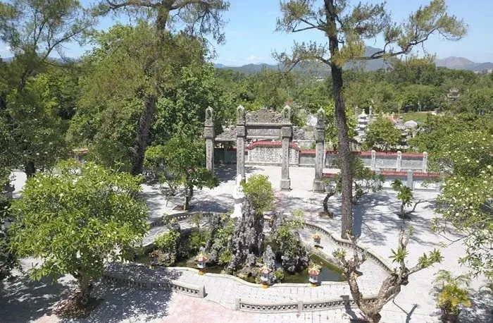 Cảnh vườn chùa với hòn non bộ, thác nước nhỏ tạo không gian tĩnh tâm