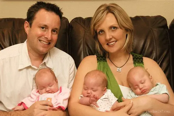 Cặp vợ chồng hạnh phúc bên ba đứa con tái sinh