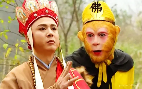 Cây thông tượng trưng cho nhân cách vững vàng và ý chí kiên cường của Tôn Ngộ Không