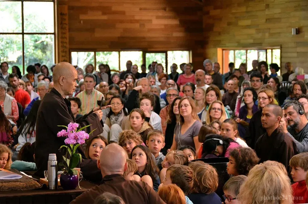 Cha mẹ và con cái ngồi thiền chánh niệm cùng nhau để xử lý cơn giận