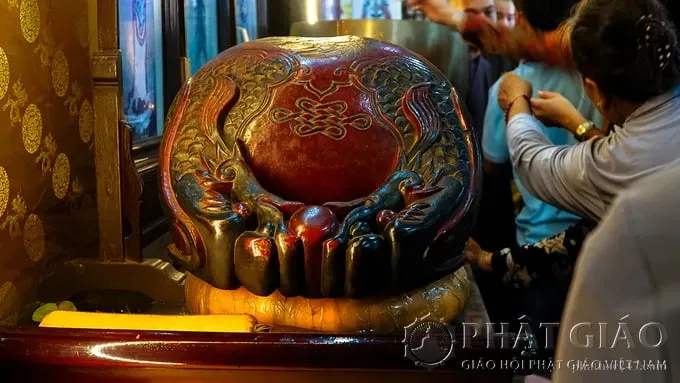 Chiếc mũ tre xanh do Hoà thượng Thích Vinh Trăng tự tay đan thêu, niêm được lưu giữ tại chùa