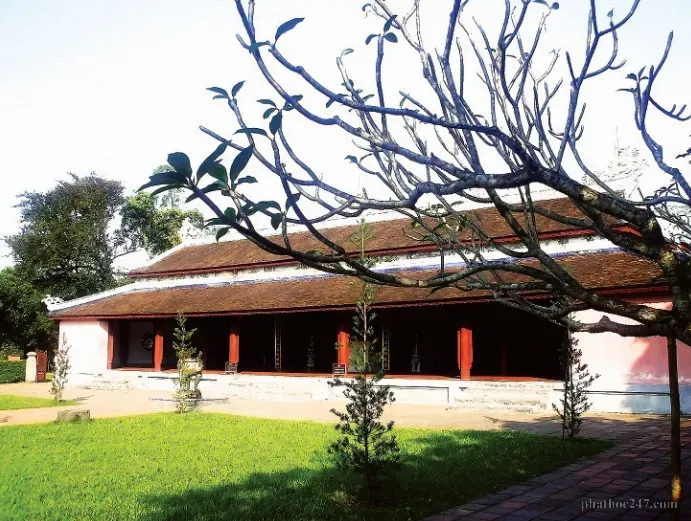 Chính điện Chùa Thiên Mụ với kiến trúc cổ kính bao trùm bởi không gian linh thiêng