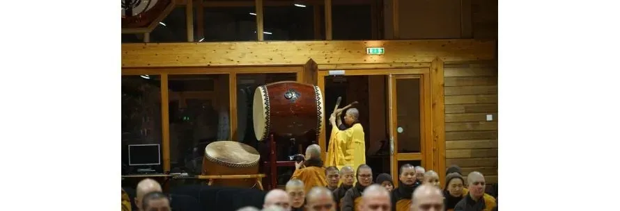 Chư Tăng thẩu thắng trống bát nhã tại ngôi chùa cổ kính