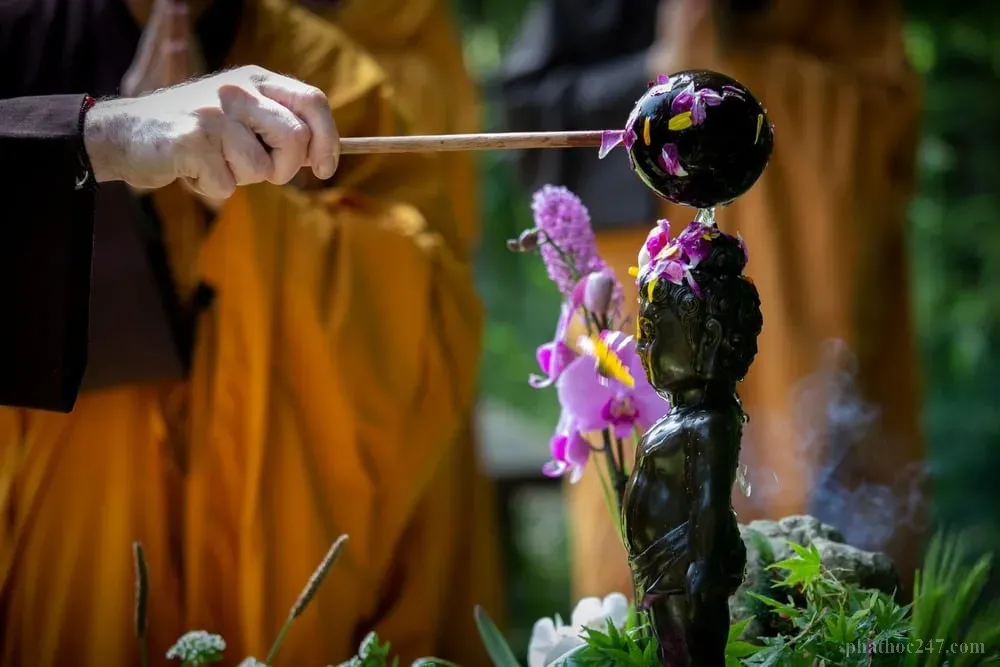 Chư tăng trang nghiêm tụng kinh trong nghi thức tắm Phật