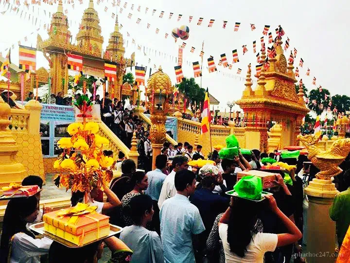 Chư Tỳ-khưu chuẩn bị vải may y Kathina, thể hiện sự cẩn trọng trong mỗi khâu thực hiện nghi lễ