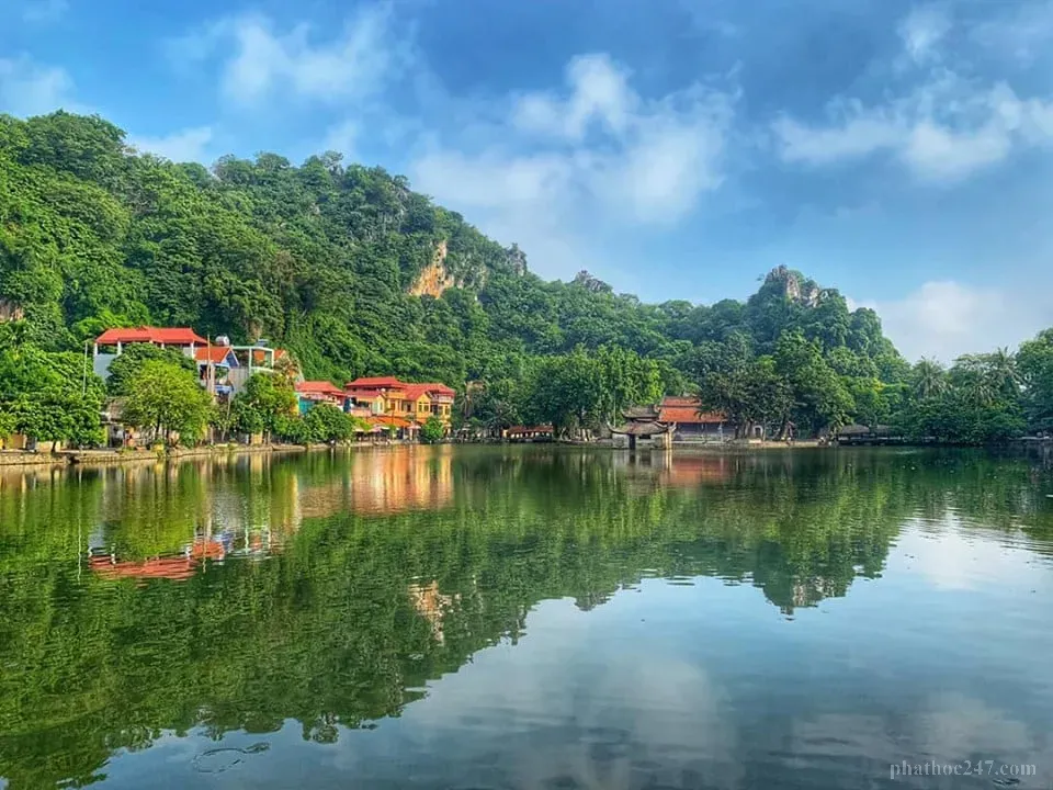 Chùa Thầy lúc hoàng hôn với ánh sáng vàng ấm áp chiếu sáng các công trình kiến trúc