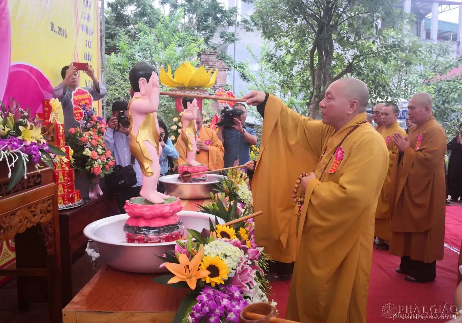 Chuẩn bị nước tắm Phật cần sử dụng các loại hương thơm cao cấp