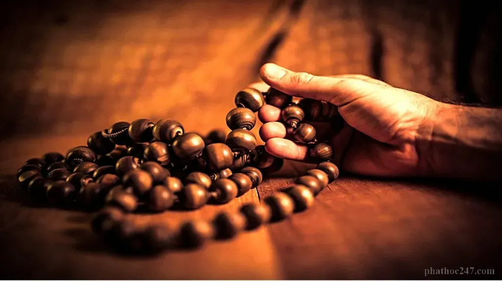 Cô Khuyến chia sẻ đồ dâng cúng cho bà con xung quanh bằng tâm từ bi bình đẳng