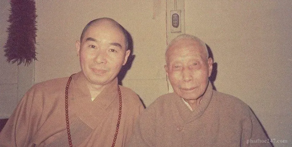 Cư Sĩ Lý Bình Nam dạy Phật pháp cho những người xung quanh trong tu viện