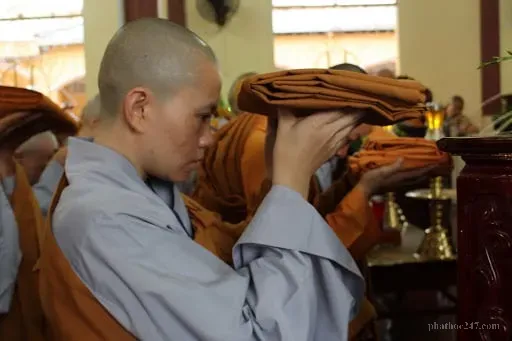 Đôi tu sĩ nữ cầu nguyện trong chùa chiều tối