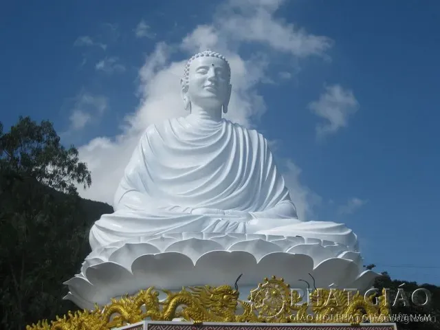 Đức Phật ngồi trong thiền định với halo sáng chiếu xung quanh