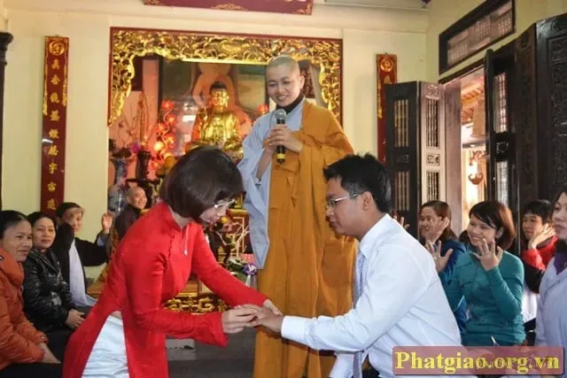 Hai người ngồi đối thoại để tìm hiểu nhau sâu hơn