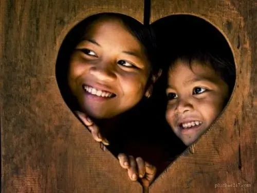 Hai vị Phật tử cùng nhau đọc kinh trong không gian yên tĩnh