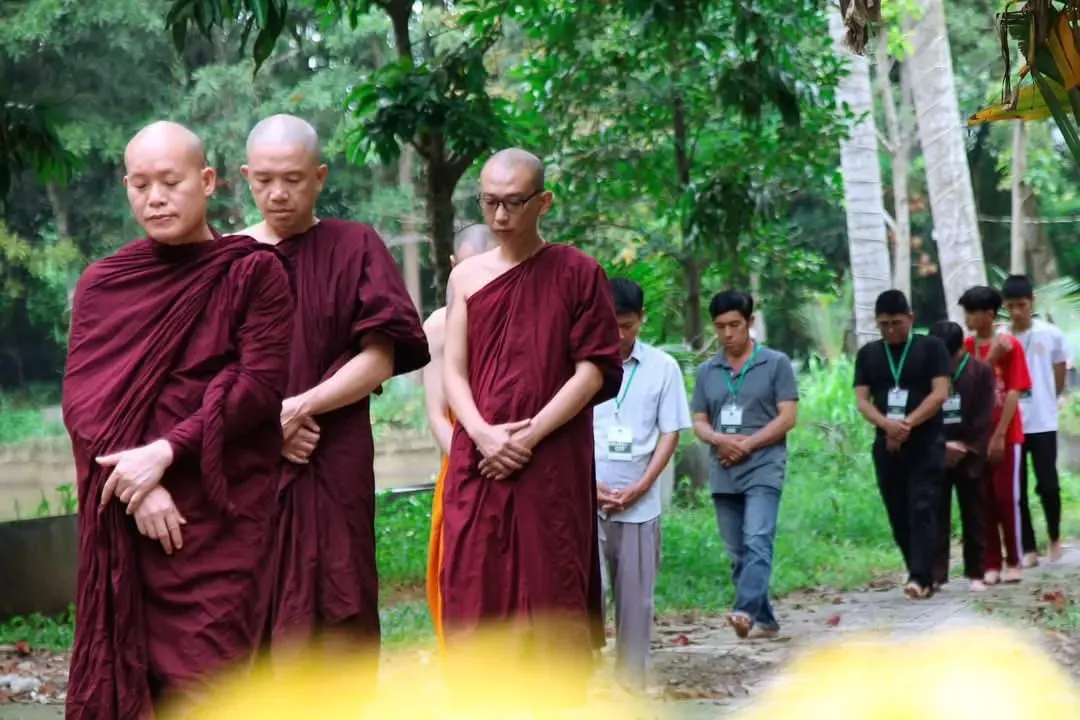 Hàng ngàn Phật tử hành pháp trang nghiêm trong chùa chiều nắng