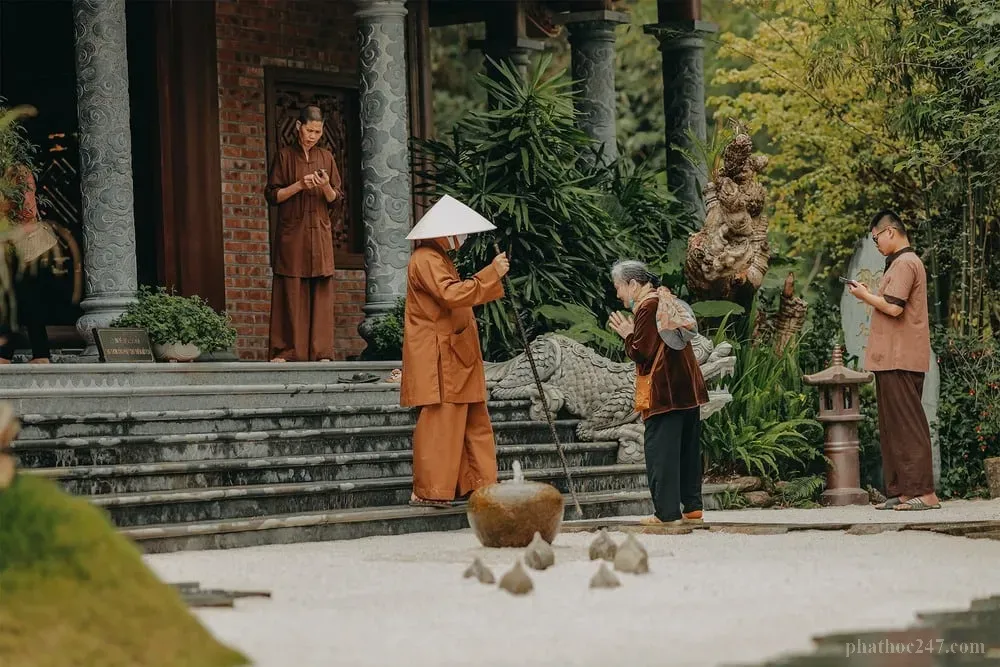 Hành giả đang ngồi thiền trước tượng Phật trong thiền sảnh yên tĩnh