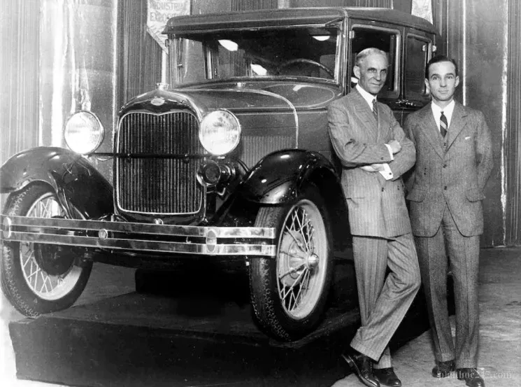 Henry Ford cùng con trai Edsel trong một triển lãm năm 1928