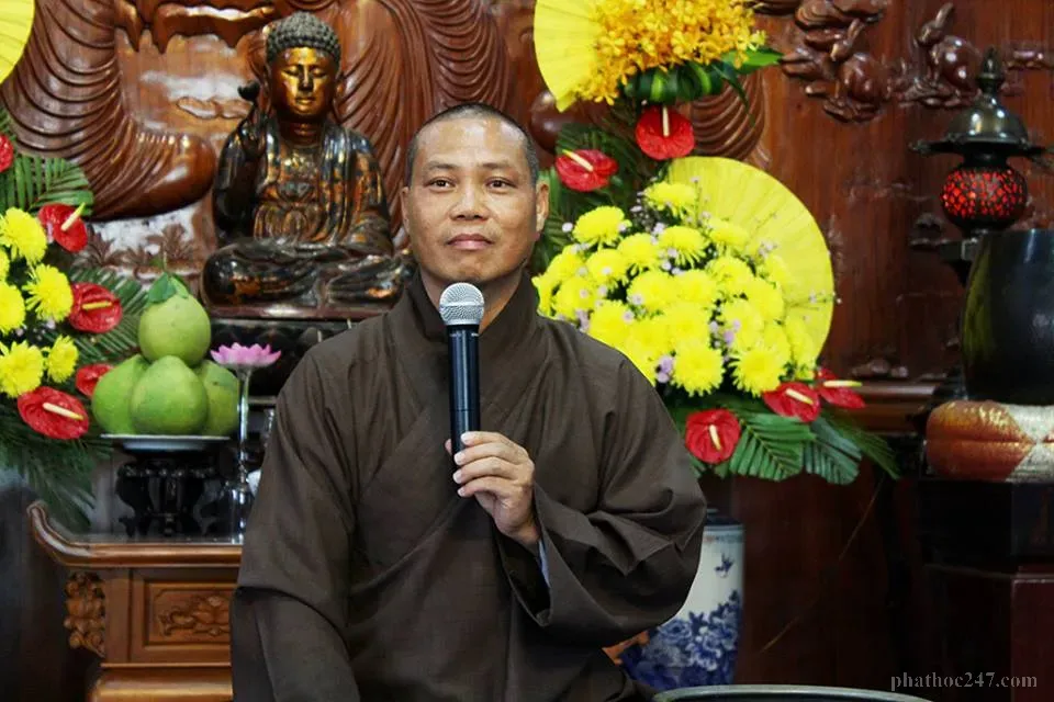 Hình ảnh các vị Tăng cùng nhau nghiên cứu kinh điển trong thư viện chùa