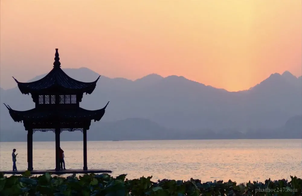 Hình ảnh dòng nước trong sáng tượng trưng cho giáo pháp thanh lương của Phật