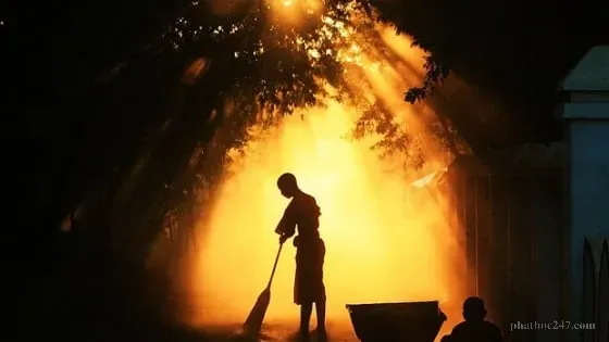 Hình ảnh người Phật tử đang thiền định trong chùa yên tĩnh