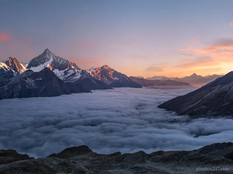 Hình tượng ba viên đá chồng lên nhau biểu tượng cho sự cân bằng và ổn định trong sự giác ngộ