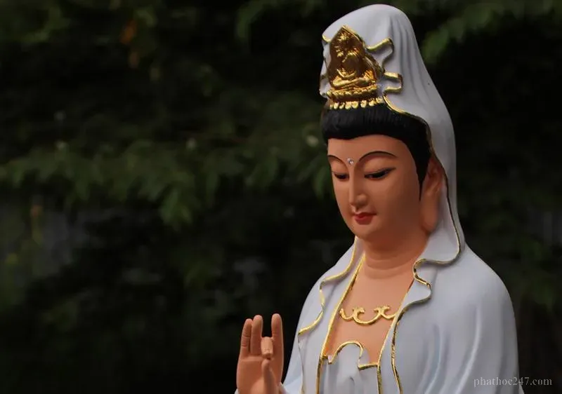Hình tượng Bồ Tát Quán Thế Âm cầm bình nước thánh, cây dương liễu giữa chùa