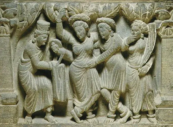 Hình tượng Đức Phật Thích Ca đản sinh từ hông phải Thánh mẫu Ma-da