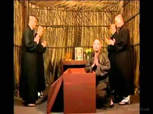 Hòa Thượng Tông Diễn bên quán trà của mẹ (Hình trong phim)