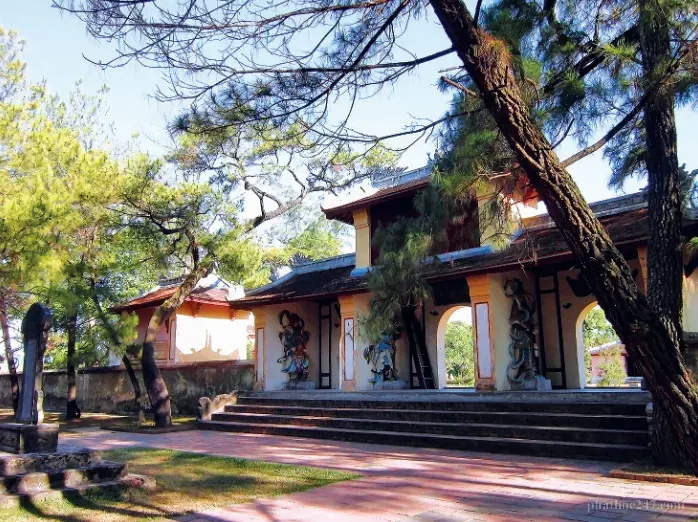 Không gian trang nhã bên trong Chùa Thiên Mụ nơi diễn ra các đàn cầu siêu