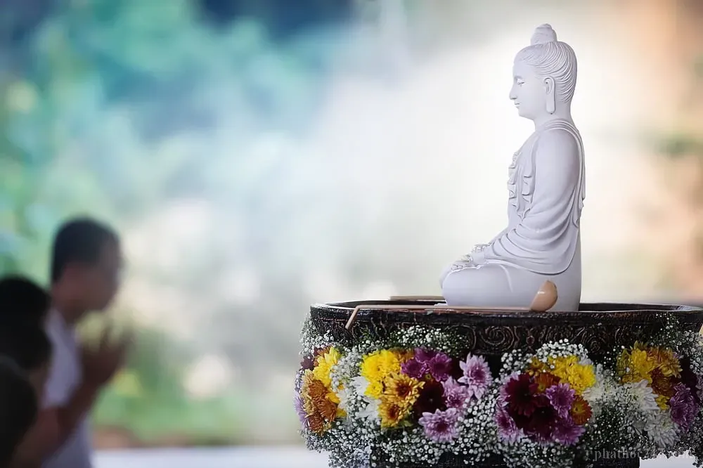 Một tu sĩ đang thực hành thiền tọa tại chùa truyền thống