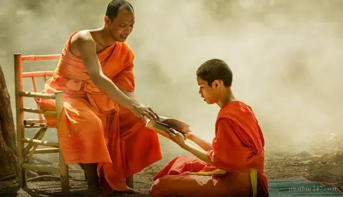 Một tu sĩ tại chùa chiền đang thực hành thiền định để rèn luyện tâm thức