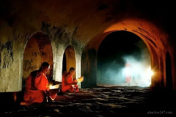 Một vị sư nhân lành đang dạy dỗ người dân tại chùa, truyền tải giáo pháp