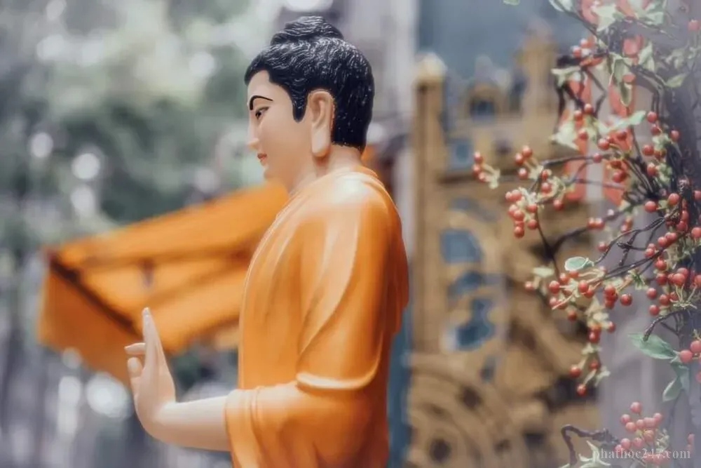 Một vị thầy tham thiền trong chùa tuyên truyền Phật pháp cho các hộ sinh